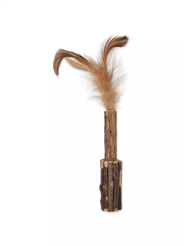 Hračka Magic Cat Natural Fun dřívko s přírodními pírky 15cm